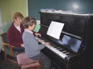انتخاب یک استاد خوب پیانو نقش بسیار مهمی در پیشرفت نوازندگی هنرجو دارد.