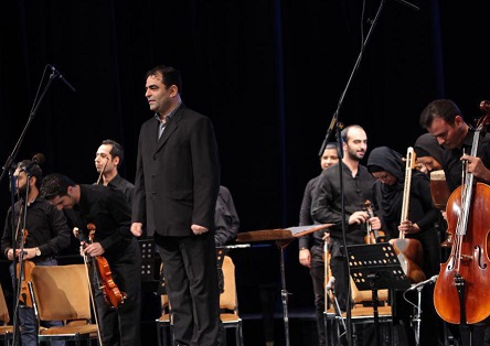 امیرآهنگ در اجرای ارکستر مجلسی ملی بنیاد رودکی